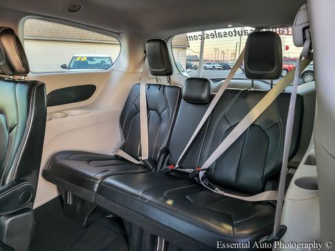 Used 2024 Chrysler Pacifica Touring-L image 11