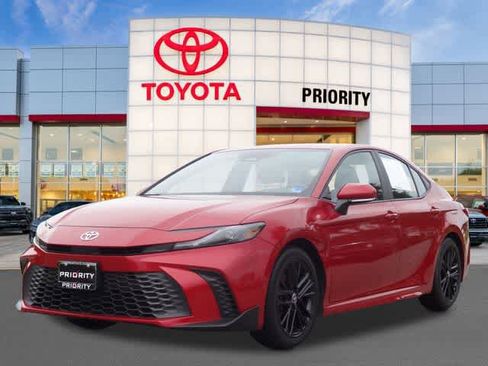 Used 2025 Toyota Camry SE FWD image 1