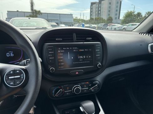 Used 2025 Kia Soul LX w/ LX Technology Package FWD image 20