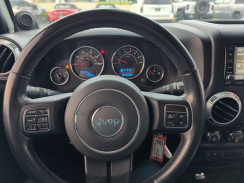 Used 2014 Jeep Wrangler Unlimited Sahara w/ Connectivity Group AWD/4WD image 8