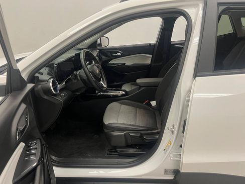 Used 2025 Chevrolet Trax LT w/ LT Convenience Package FWD image 22