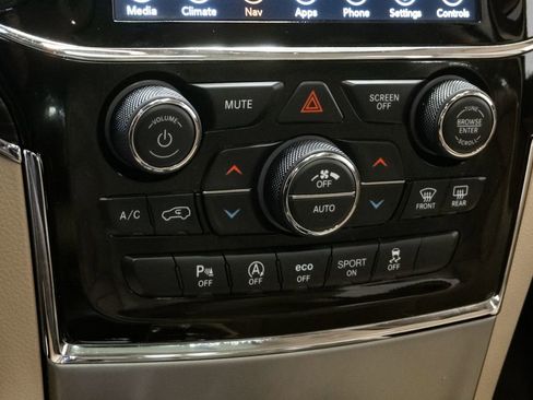 Used 2021 Jeep Grand Cherokee Limited w/ Luxury Group II image 18