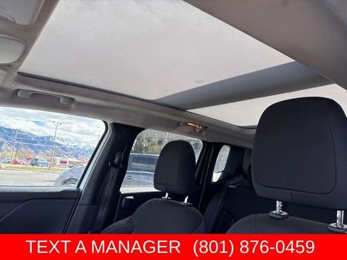 Used 2023 Jeep Renegade Latitude w/ Sun/Sound Group AWD/4WD image 20