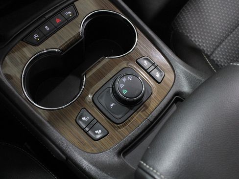 Used 2023 GMC Acadia SLE w/ Driver Convenience Package image 16