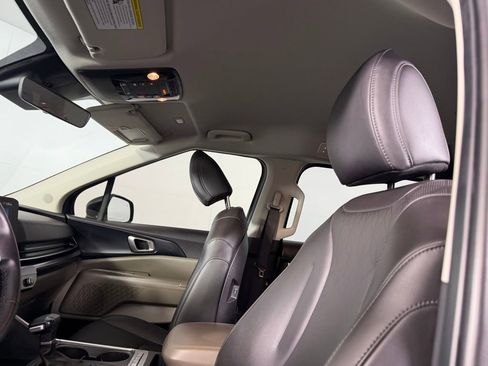 Used 2025 Kia Carnival image 24