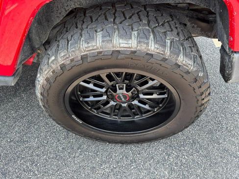 Used 2018 Jeep Wrangler Unlimited Sahara AWD/4WD image 7