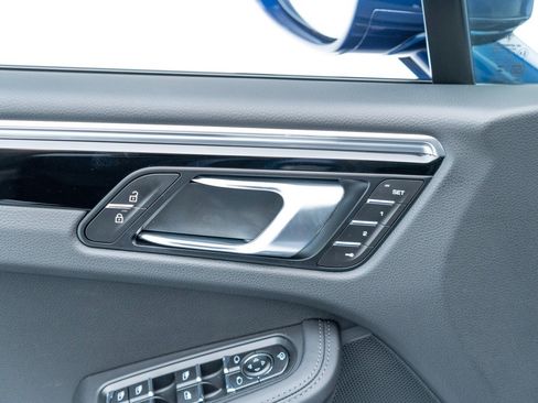 Certified 2024 Porsche Macan AWD/4WD image 18