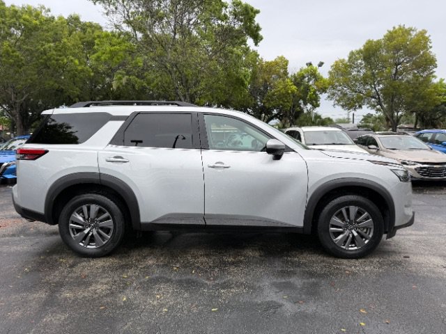 Used 2025 Nissan Pathfinder SV FWD image 4