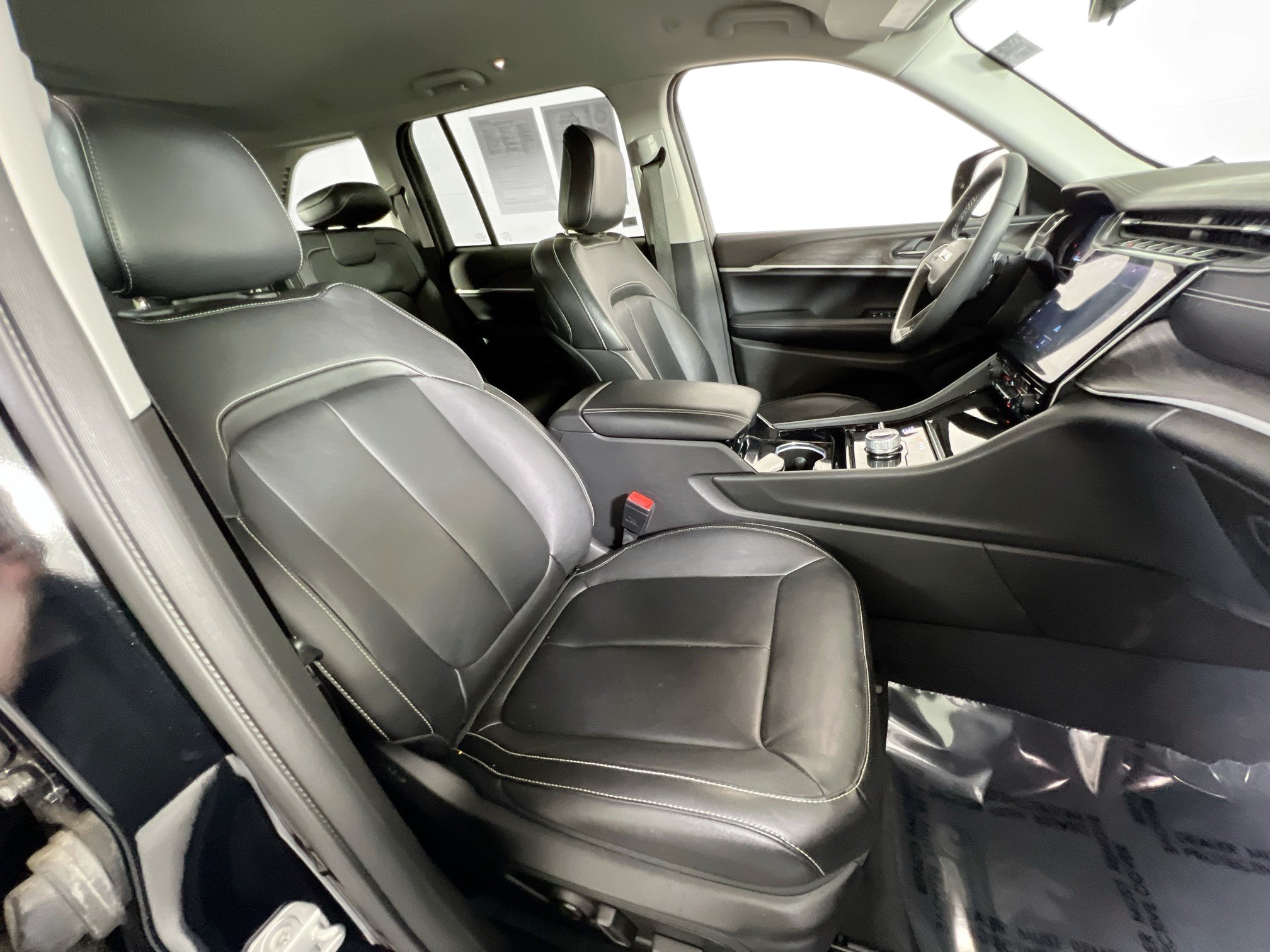 Used 2023 Jeep Grand Cherokee Limited AWD/4WD image 27