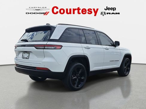 Used 2024 Jeep Grand Cherokee Altitude AWD/4WD image 5