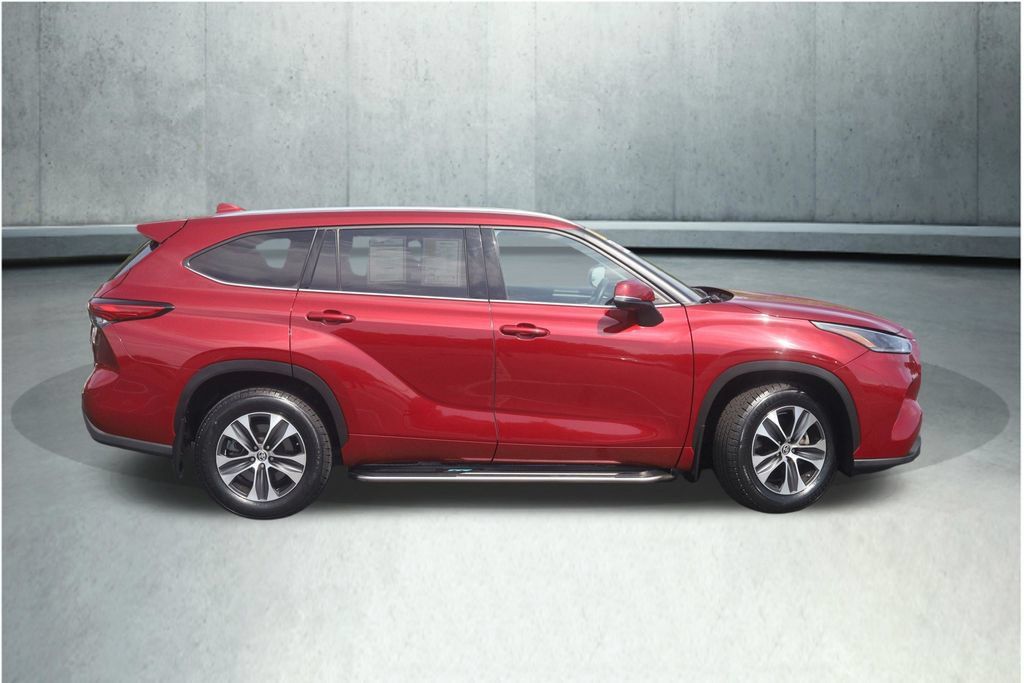 Certified 2021 Toyota Highlander XLE AWD/4WD image 17