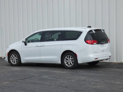 Used 2023 Chrysler Voyager LX FWD image 39