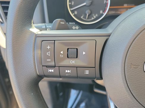 Used 2024 Nissan Rogue SV image 24