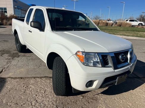 Used 2015 Nissan Frontier SV image 3