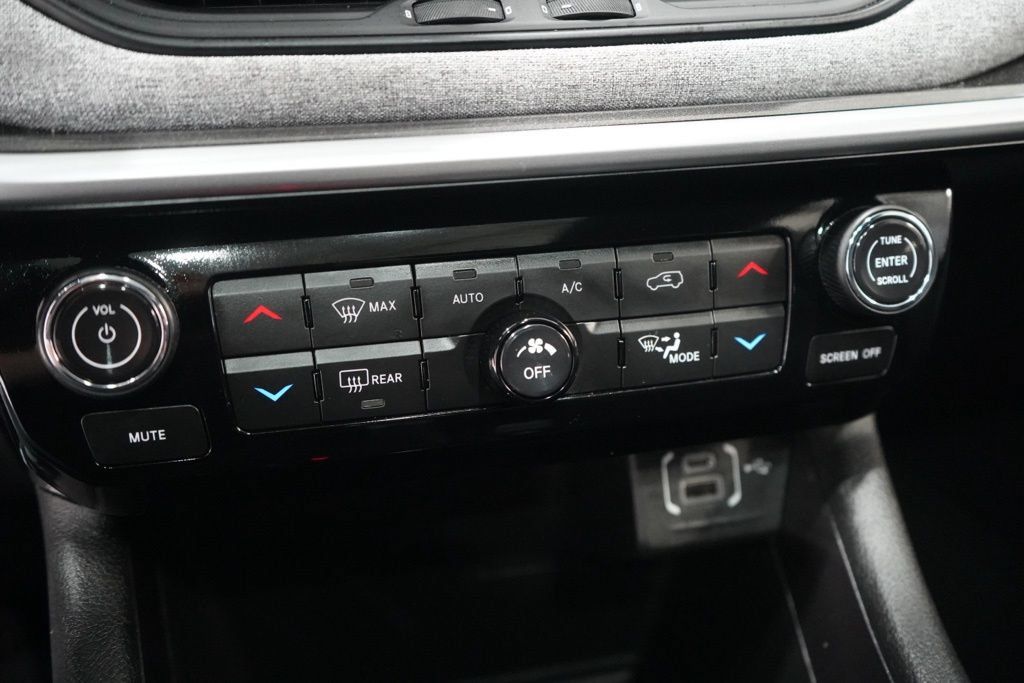 Used 2023 Jeep Compass Latitude w/ Sun and Sound Group AWD/4WD image 27