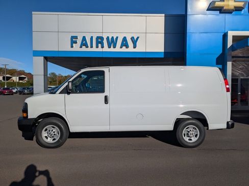 New 2025 Chevrolet Express 3500 image 2