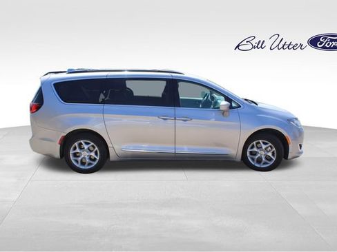Used 2017 Chrysler Pacifica Touring-L w/ Tire & Wheel Group FWD image 4