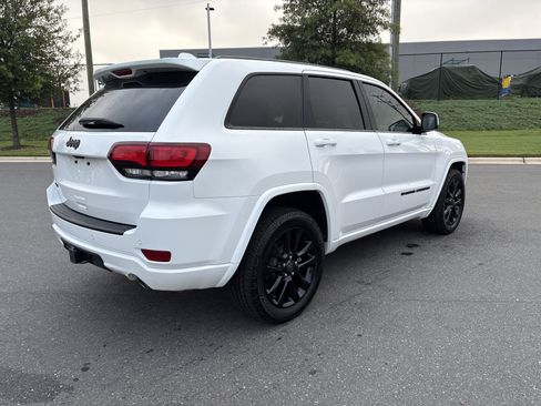 Used 2022 Jeep Grand Cherokee Laredo X AWD/4WD image 9