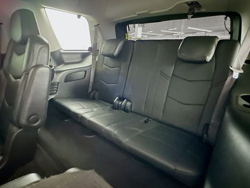 Used 2017 Cadillac Escalade Luxury RWD image 29