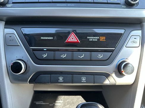 Used 2017 Hyundai Elantra SE image 18