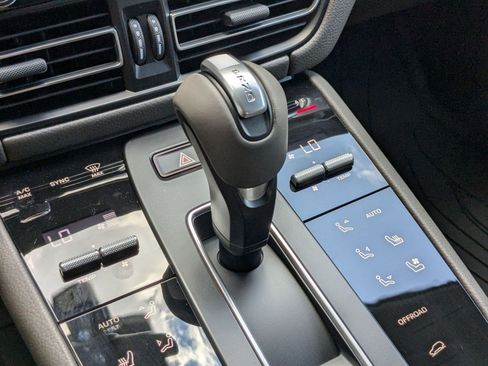 Certified 2025 Porsche Macan image 20