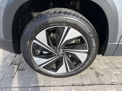 Certified 2025 Volkswagen Taos SE image 27