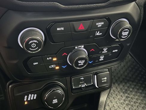 Used 2023 Jeep Renegade Latitude AWD/4WD image 23
