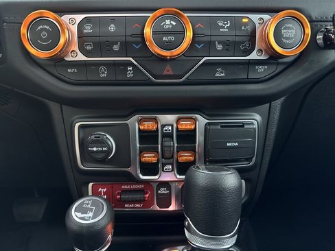 Used 2025 Jeep Gladiator Mojave w/ Convenience Group AWD/4WD image 23