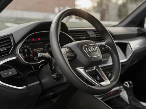 Certified 2025 Audi Q3 2.0T Premium w/ Convenience Package image 9