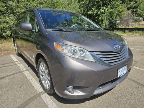 Used 2013 Toyota Sienna XLE AWD/4WD image 7