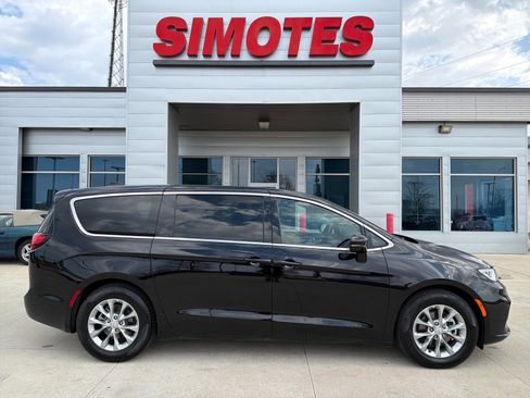 Used 2026 Chrysler Pacifica Limited image 1