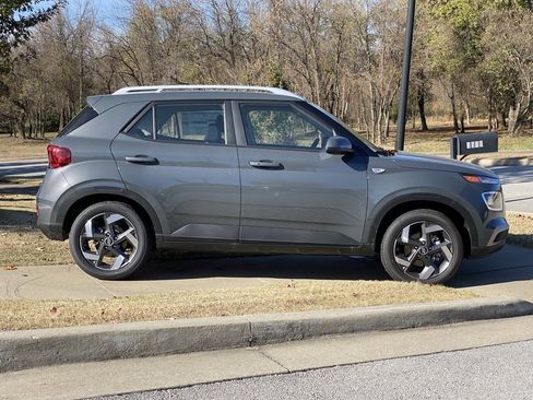 New 2025 Hyundai Venue SEL image 9