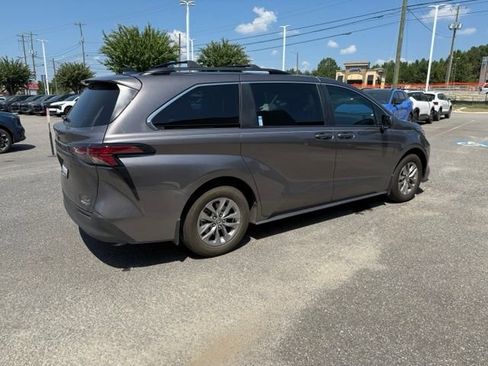 Used 2022 Toyota Sienna LE FWD image 4