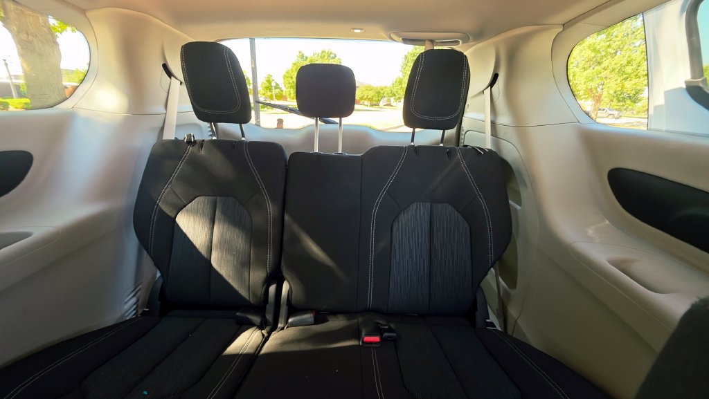 Used 2024 Chrysler Voyager LX FWD image 32