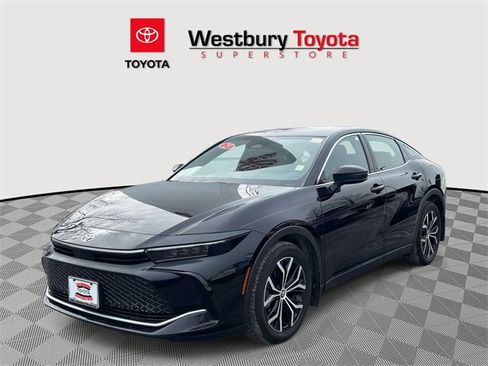 Used 2023 Toyota Crown Limited image 5