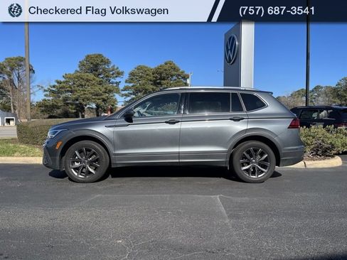 Used 2023 Volkswagen Tiguan SE w/ Panoramic Sunroof Package image 3