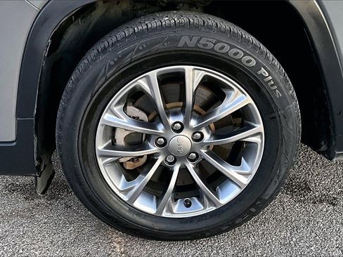 Used 2019 Jeep Cherokee Latitude Plus w/ Cold Weather Group image 8