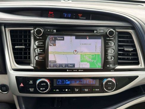 Used 2017 Toyota Highlander XLE AWD/4WD image 23