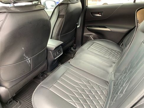 Used 2023 Toyota Venza Limited image 14