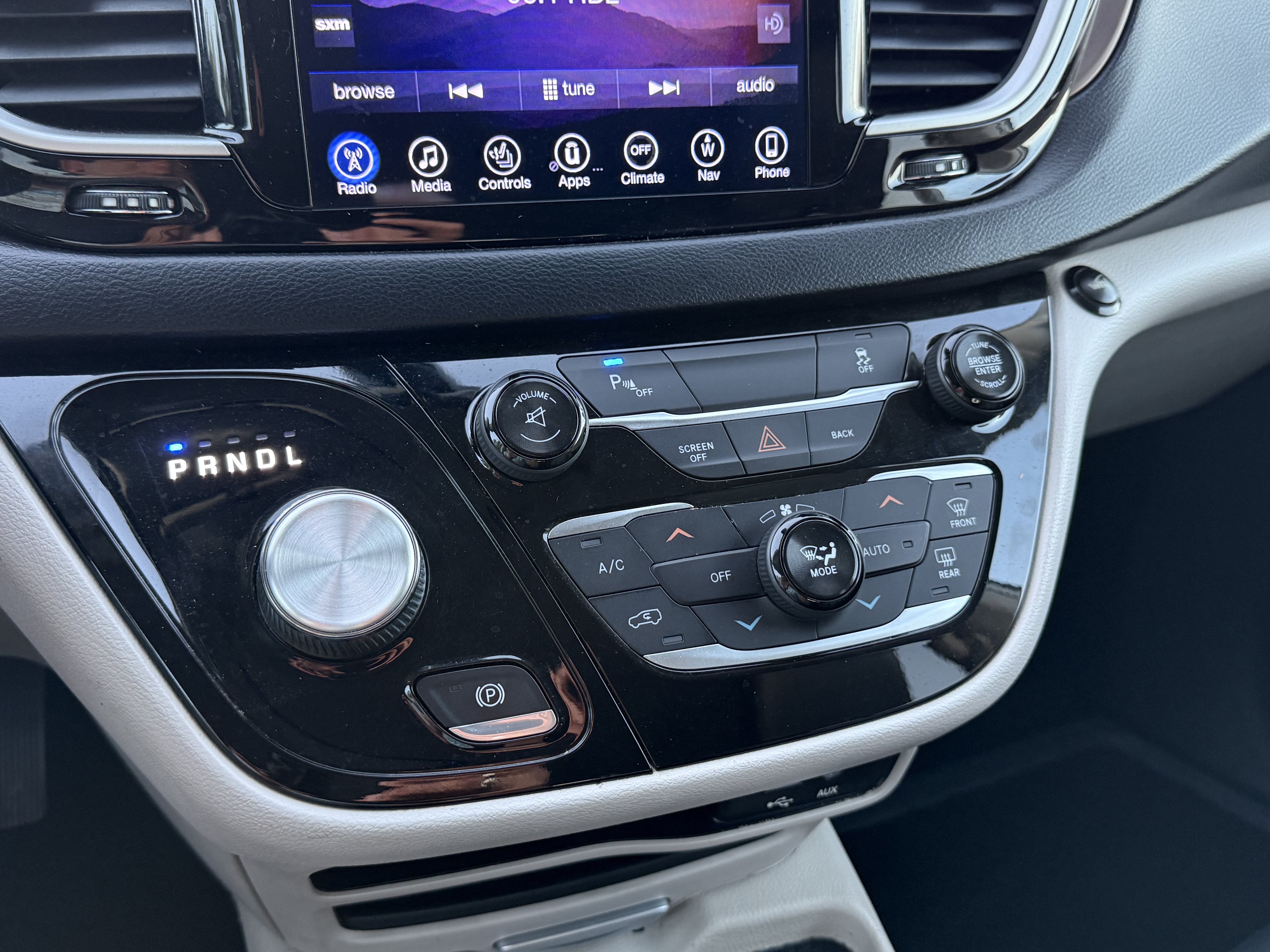 Used 2017 Chrysler Pacifica Touring-L FWD image 16