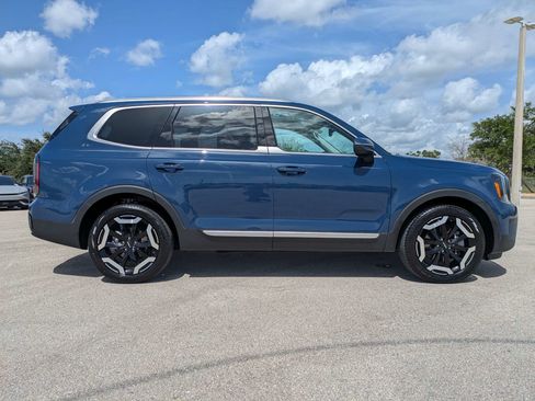 Used 2025 Kia Telluride EX w/ EX Captain's Chair Package AWD/4WD image 4