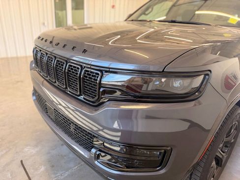 Used 2025 Jeep Wagoneer Series II AWD/4WD image 12