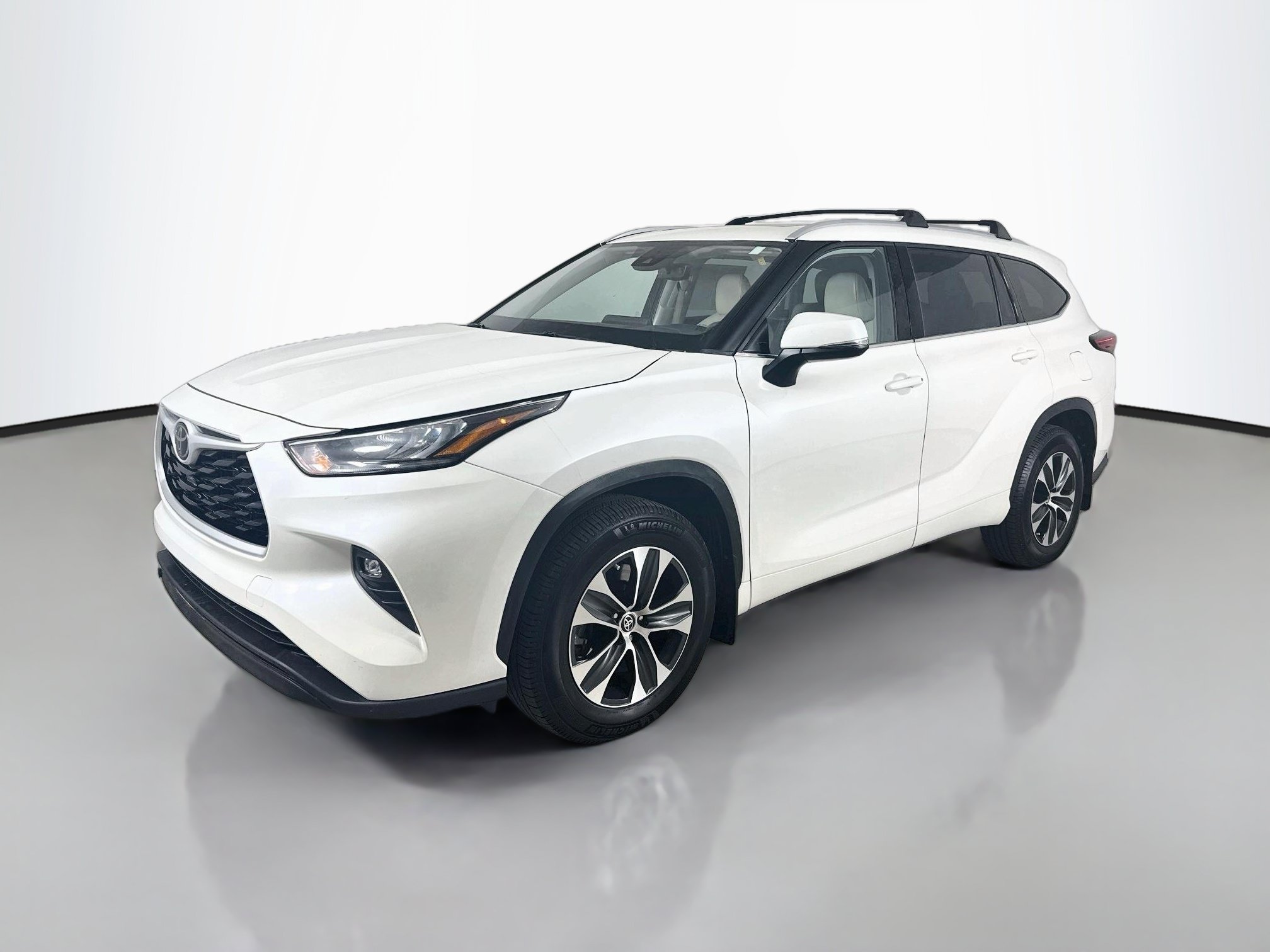 Used 2021 Toyota Highlander XLE AWD/4WD image 3