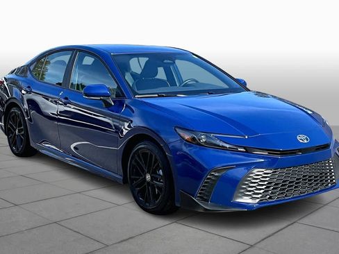 Used 2025 Toyota Camry SE image 3