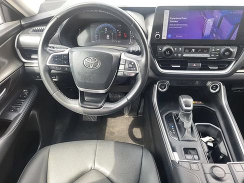 Used 2025 Toyota Grand Highlander AWD image 26
