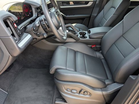 Certified 2025 Porsche Cayenne image 27