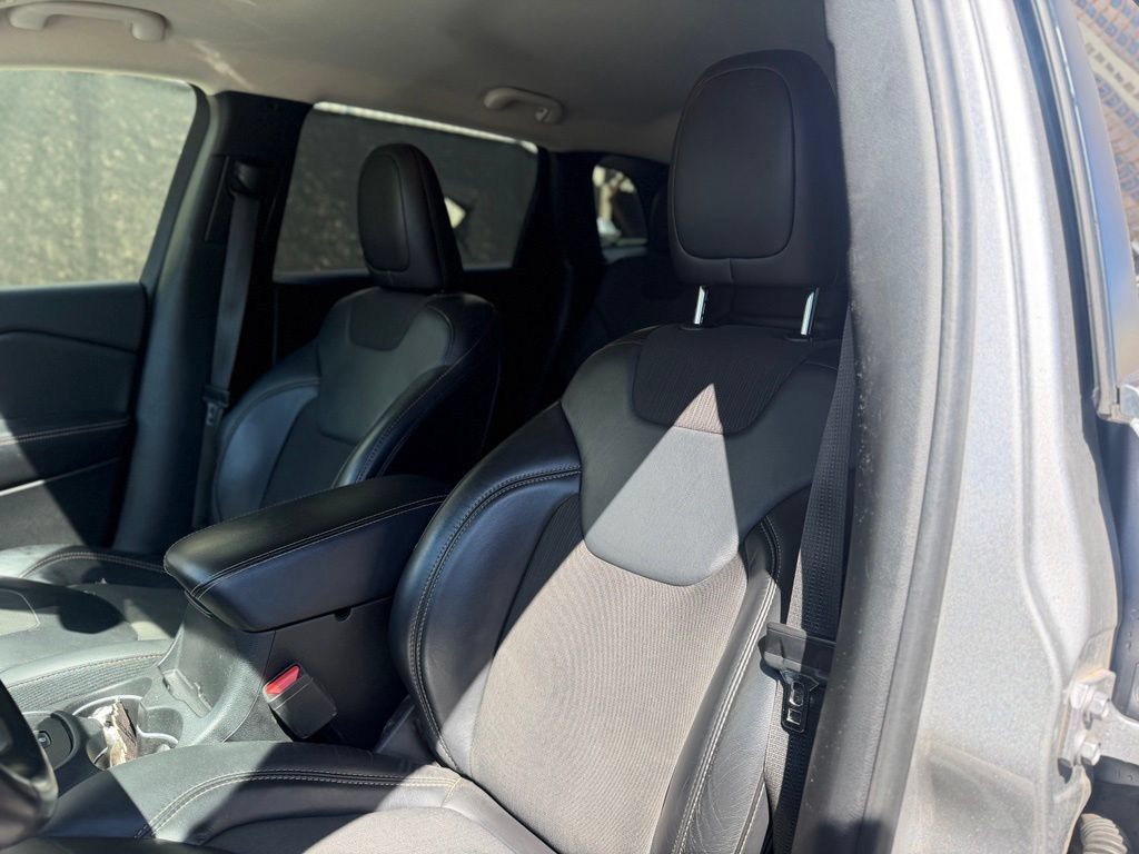 Used 2018 Jeep Cherokee Latitude Plus FWD image 12