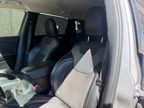 Used 2018 Jeep Cherokee Latitude Plus FWD image 12