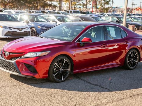 Used 2018 Toyota Camry XSE image 9