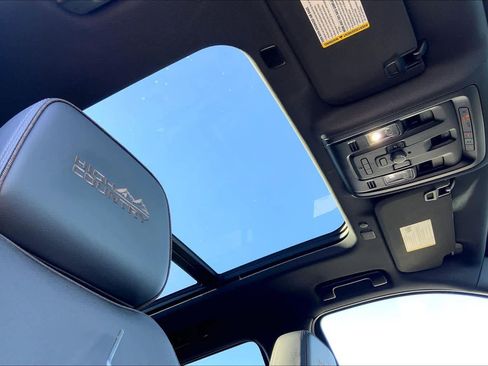 Used 2021 Chevrolet Tahoe High Country image 13